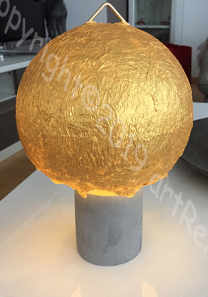 La,pe aus Ton mit goldenem Mond aus Pappmache